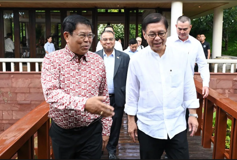 Thai Foreign Minister Sihasak Phuangketkeow (right) welcomes Myanmar Minister of Foreign Affairs Than Swe to the Trisana Hotel in Phuket for informal talks to discuss a pathway to peace after Myanmar’s election. (Photo: Thailand's Ministry of Foreign Affairs) 