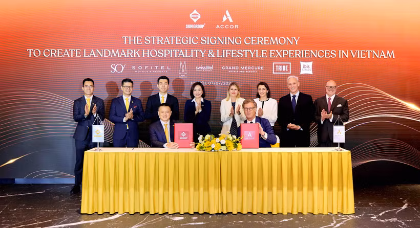 Representatives of Sun Group and Accor at the signing ceremony. (Photo: Sun Group)