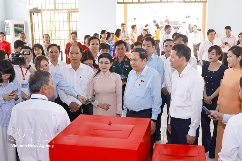 NA Chairman Tran Thanh Man inspects a constituency in Dong Nai province. (Photo: VNA)
