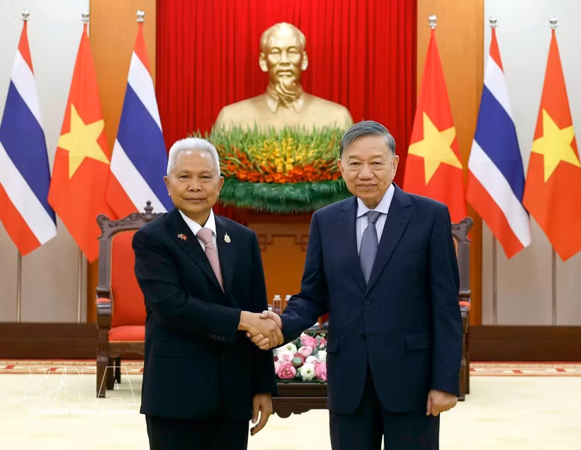 Party General Secretary and State President To Lam (R) receives President of the National Assembly and Speaker of the House of Representatives of Thailand Sophon Zaram in Hanoi on August 7, 2026. (Photo: VNA)