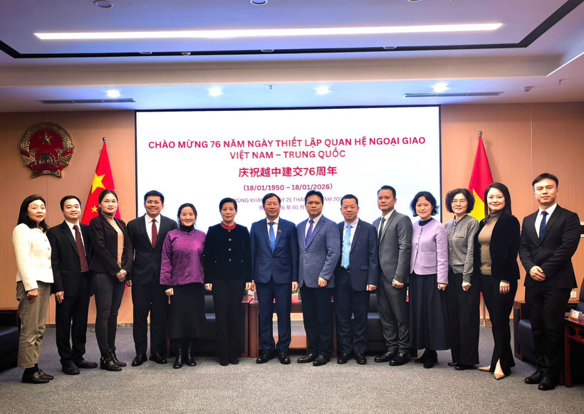 Participants pose for a group photo at the ceremony to mark the 76th founding anniversary of the diplomatic relations between Vietnam and China in Chongqing. (Photo: VNA)