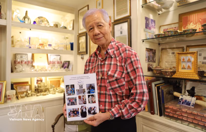 Assoc. Prof. Dr Anatchai Rattakul and photos of his father. (Photo: VNA)