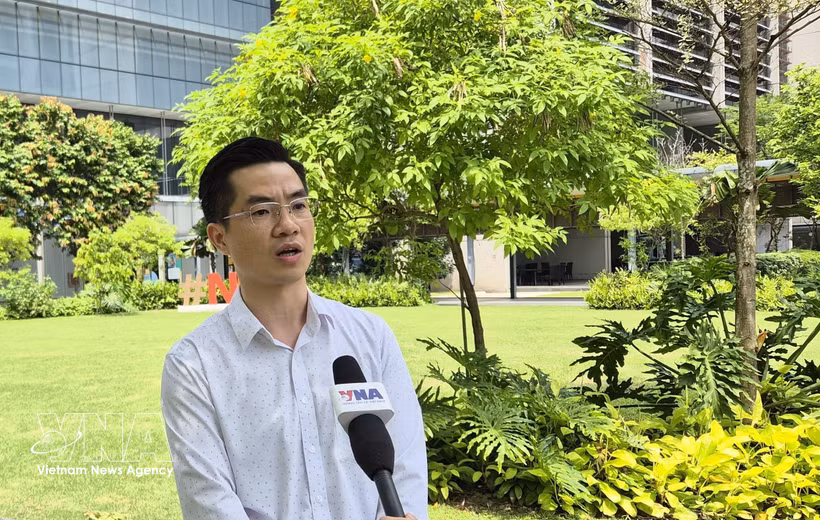 Dr Ha Son Tung, deputy head of the department for advanced optical technologies at Singapore’s Agency for Science, Technology and Research, speaks to Vietnam News Agency correspondents in Singapore. (Photo: VNA)