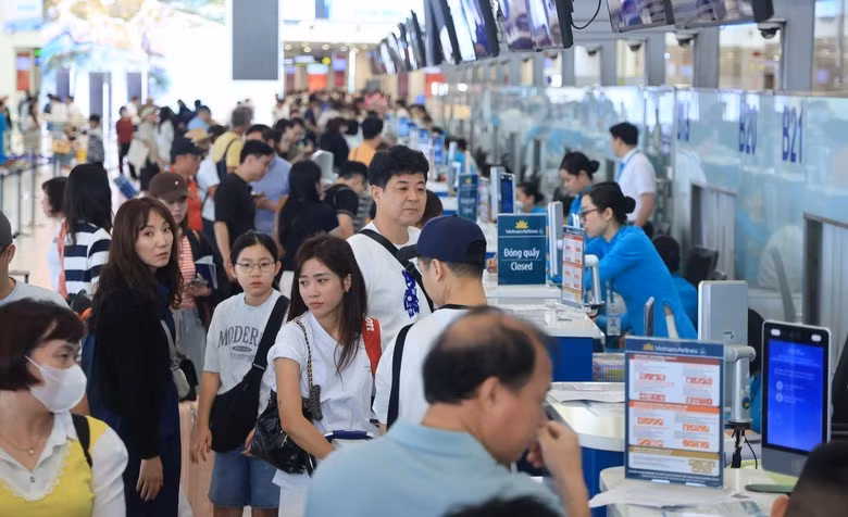 Passengers check in at Noi Bai International Airport. (Photo: dangcongsan.org.vn)