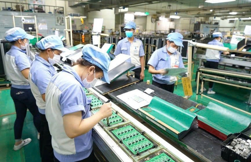 Workers produce electronic circuit boards at Katolec Vietnam Co. Ltd in the Quang Minh Industrial Park, Hanoi. (Photo: hanoimoi.vn)