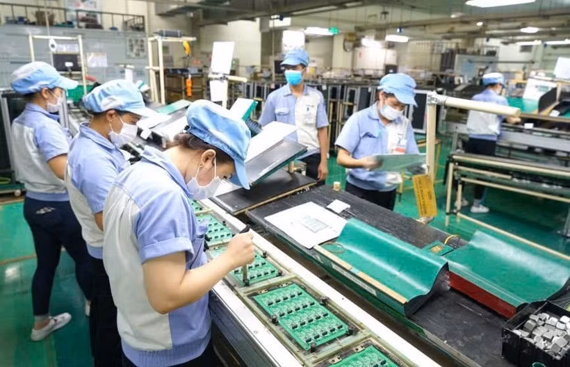 Workers produce electronic circuit boards at Katolec Vietnam Co. Ltd in the Quang Minh Industrial Park, Hanoi. (Photo: hanoimoi.vn)
