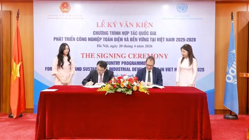 Vietnam and the United Nations Industrial Development Organisation (UNIDO) sign a new country cooperation programme to promote inclusive and sustainable industrial development on April 20. (Photo: VNA)