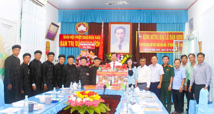 Vice Chairman of the People's Committee of An Giang province Le Van Phuoc and the delegation present flowers and gifts to congratulate the Central Executive Committee of the Hoa Hao Buddhist Sangha and its followers. (Photo: VNA)