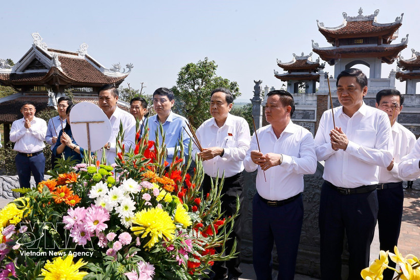 National Assembly Chairman Tran Thanh Man and officials offer incense to President Ho Chi Minh at Chung Son Temple on February 28. (Photo: VNA)