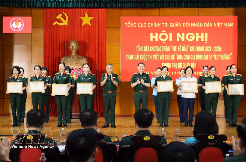 Senior Lieutenant General Le Quang Minh (fifth from left), Deputy Director of the General Department of Politics of the Vietnam People's Army, and Senior Lieutenant General Pham Truong Son, Deputy Chief of the General Staff of the Vietnam People's Army, present awards to outstanding collectives and individuals. (Photo: VNA)