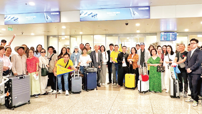 Visitors on Vietravel's tours to the Middle East arrive safely at Noi Bai International Airport on March 4. (Photo: nhandan.vn) 