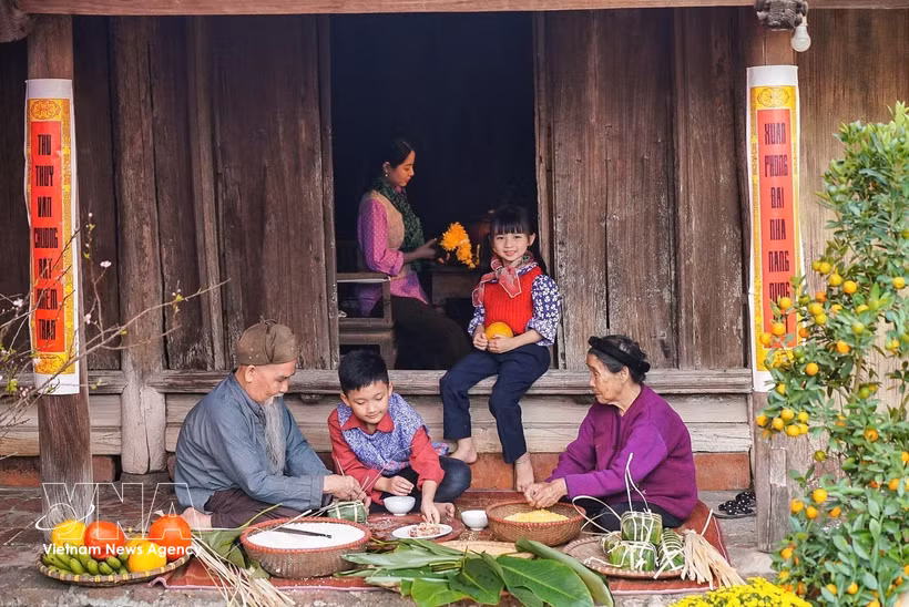 Family members gather to make banh chung – an indispensable part of the Lunar New Year (Tet) celebration. (Photo: VNA)