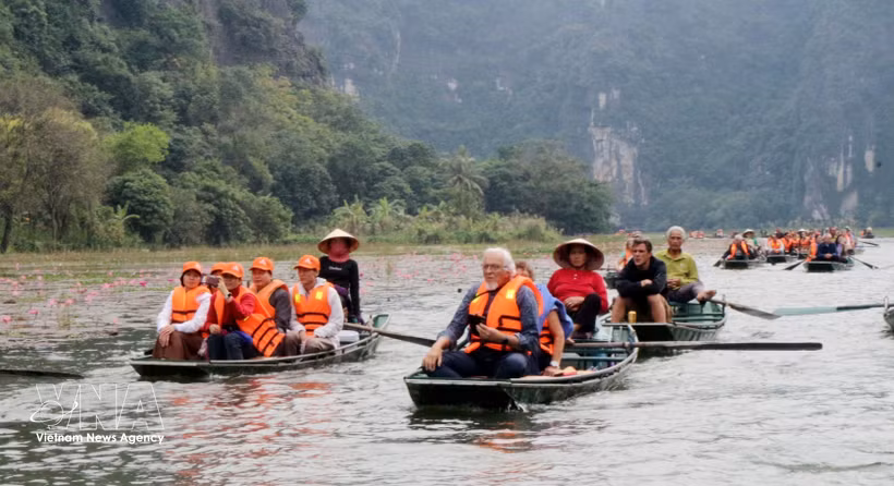 International tourists enjoy boat tour in Tam Coc, Ninh Binh province. (Photo: VNA)