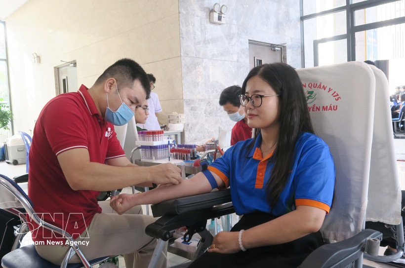 A young volunteer donates blood during the 2026 Red Sunday programme. (Photo: VNA)