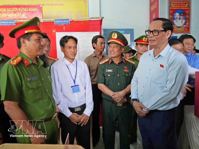 National Assembly Vice Chairman Tran Quang Phuong (right) inspects election preparations at Polling Station No. 1 in Kenh Dao hamlet, Dat Mui commune, Ca Mau province. (Photo: VNA)
