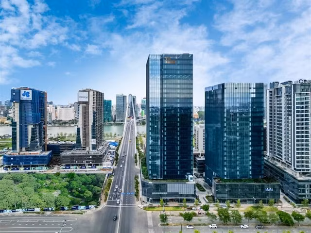 Office buildings in Ho Chi Minh City. Ho Chi Minh City maintains a competitive edge concerning office fit-out costs in the region. (Photo: doanhnghieptiepthi.vn)