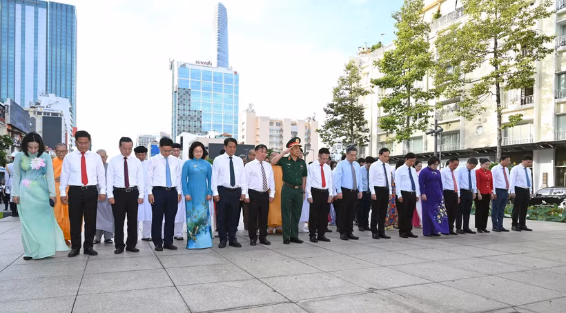 Officials of Ho Chi Minh City pay tribute to the late leader at the President Ho Chi Minh statue park on Nguyen Hue pedestrian street on May 19, 2026. (Photo: VNA)