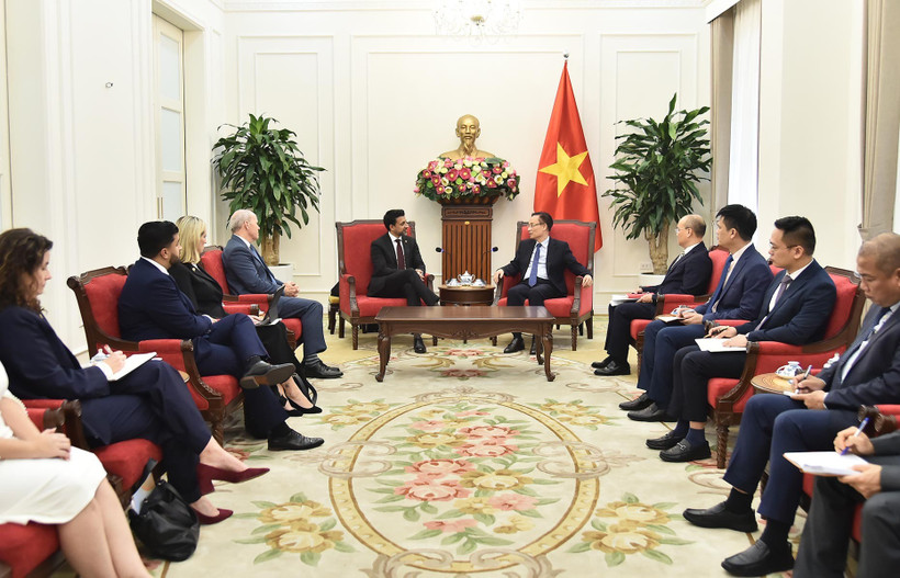 Minister of Foreign Affairs Le Hoai Trung meets with Canada's Minister of International Trade Maninder Sidhu on February 12, 2026. (Photo: Ministry of Foreign Affairs)