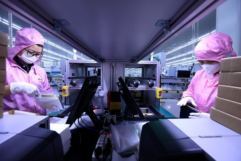 Workers check products before packaging at Toyo Solar Co., Ltd., a 100% Japanese-owned solar panel manufacturer in Cam Khe Industrial Park, Phu Tho province. (Photo: VNA)