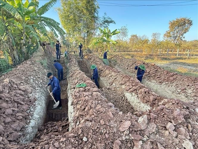 The K53 team recovers the remains of four Vietnamese soldiers fallen in Laos and Cambodia (Photo: VNA)