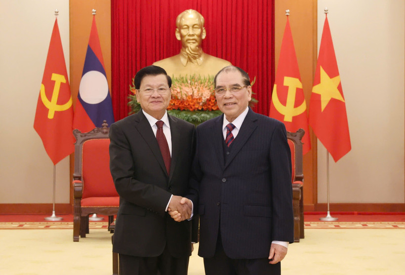 General Secretary of the Lao People’s Revolutionary Party (LPRP) and President of Laos Thongloun Sisoulith and Nong Duc Manh (R), former General Secretary of the Central Committee of the Communist Party of Vietnam. (Photo: baochinhphu.vn)