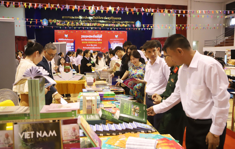 Delegates visit the book display booth of the Vietnamese Embassy in Laos. (Photo: VNA)