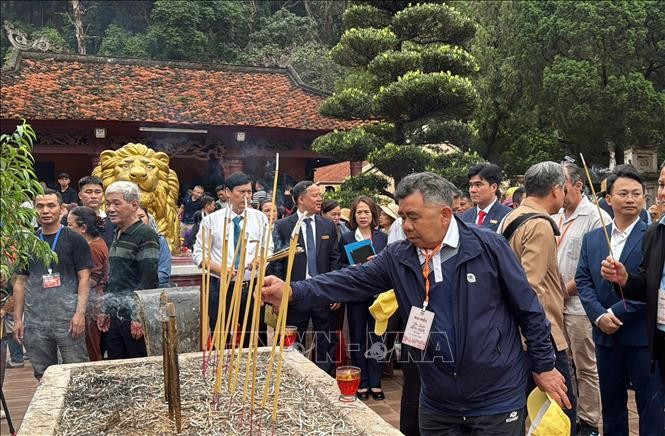 Delegates offer incense at Thien Tru pagoda, one of the most prominent architectural structures within the Huong Son scenic area in Hanoi. (Photo: VNA)
