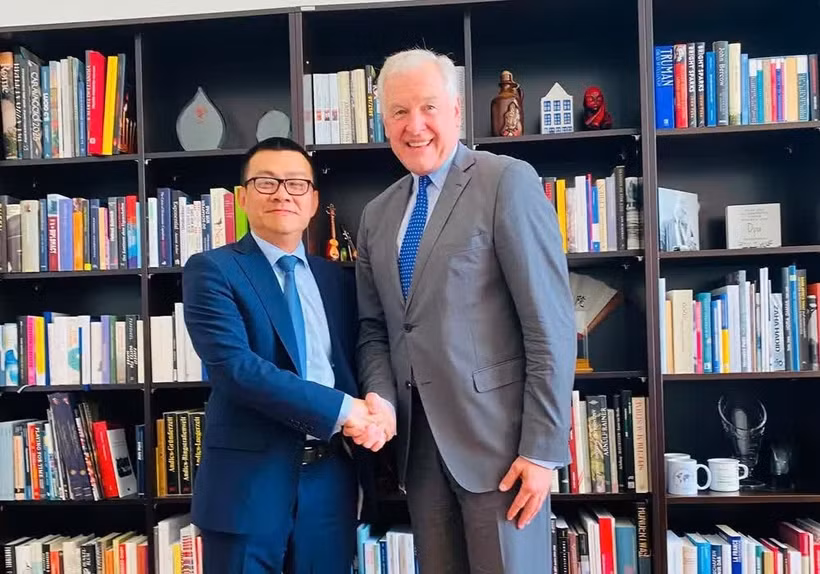 Vietnamese Ambassador to Austria Vu Le Thai Hoang (L) meets with Dr Martin Eichtinger, Director of the Diplomatic Academy of Vienna on June 10 (Photo: Nhan dan.vn)