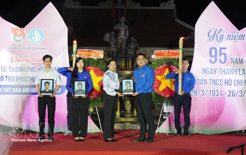 Ngo Minh Hai, Secretary of the Ho Chi Minh Communist Youth Union and President of the Vietnam Youth Federation of Ho Chi Minh City, presents portraits to the family of Heroic Vietnamese Mother Nguyen Thi Dau and her two children, martyrs Tran Thi Sau and Tran Van Chan. (Photo: VNA)