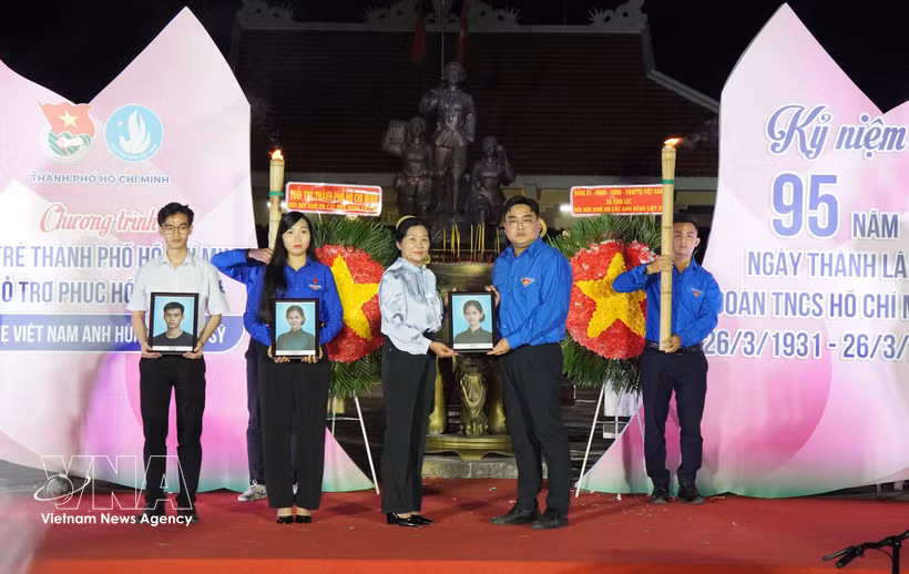 Ngo Minh Hai, Secretary of the Ho Chi Minh Communist Youth Union and President of the Vietnam Youth Federation of Ho Chi Minh City, presents portraits to the family of Heroic Vietnamese Mother Nguyen Thi Dau and her two children, martyrs Tran Thi Sau and Tran Van Chan. (Photo: VNA)