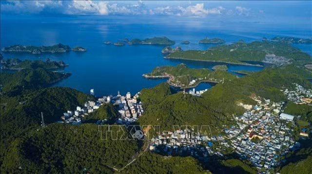 The Cat Ba Archipelago comprises 367 islands of various sizes, of which Cat Ba Island is the largest, covering around 100 sq.km, and is part of the Cat Hai Special Zone. (Photo: VNA)