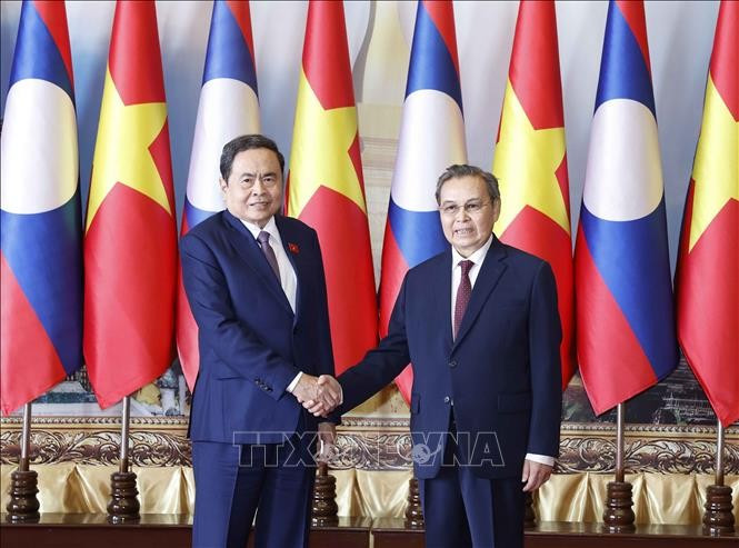 NA Chairman Tran Thanh Man (L) and President of the Lao NA Saysomphone Phomvihane (Photo: VNA)