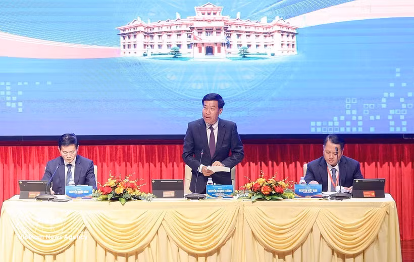 Deputy Minister of Foreign Affairs Nguyen Manh Cuong (standing). (Photo: VNA)