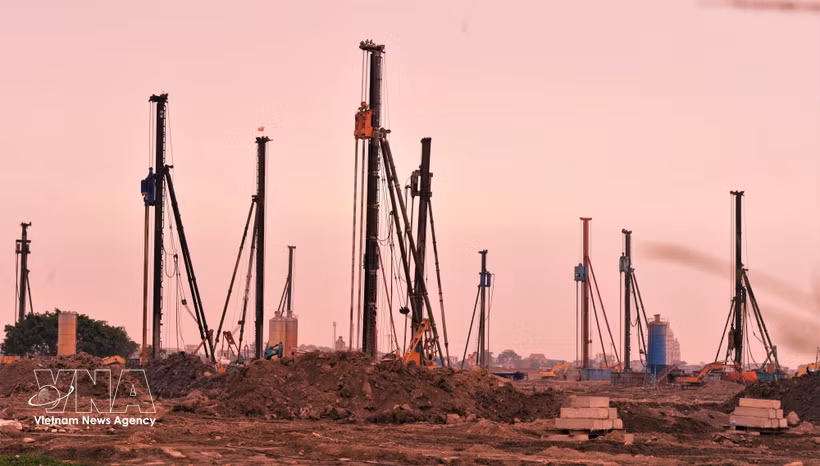 Sunrise over the construction site of Gia Binh International Airport in Bac Ninh province (Photo: VNA)