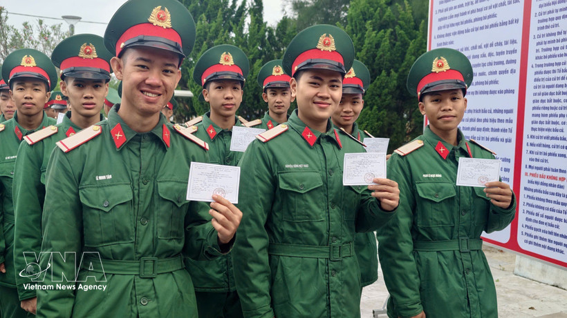 Soldiers in Con Co special zone of Quang Tri province enthusisastically join the general election on March 15. (Photo: VNA)