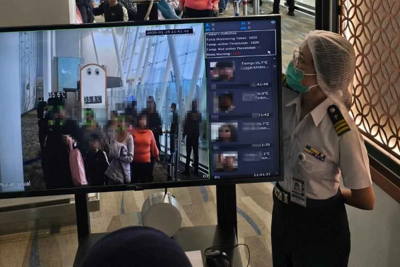 Passengers arriving from India are screened for any sign of a fever at Phuket airport on Sunday, part of the strict measures introduced to keep the Nipah virus out of Thailand. (Photo: Bangkok Post)