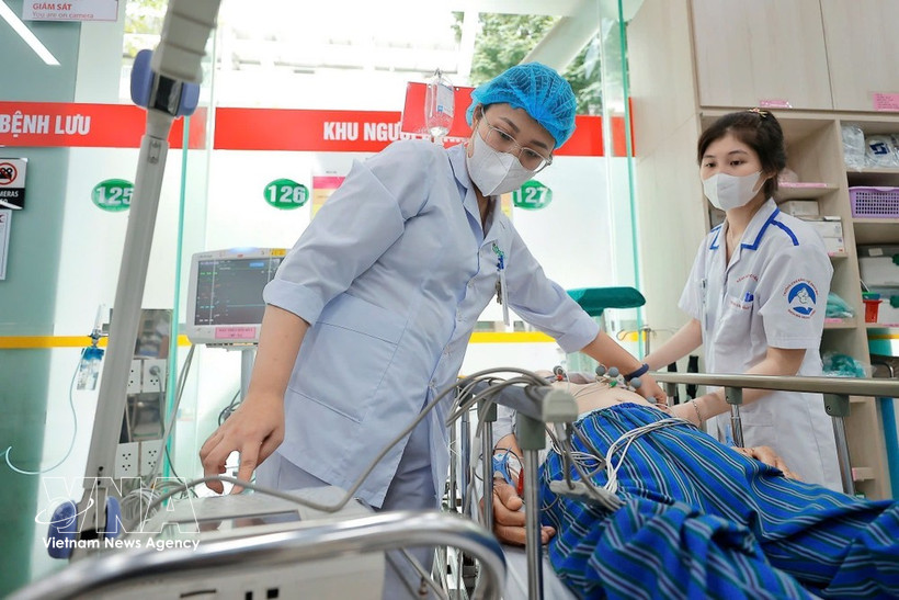 Medical workers tend to a patient. (Illustrative photo: VNA)