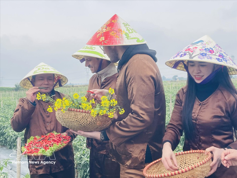 Tourism ambassadors of an agricultural tourism experience programme. (Photo: VNA)
