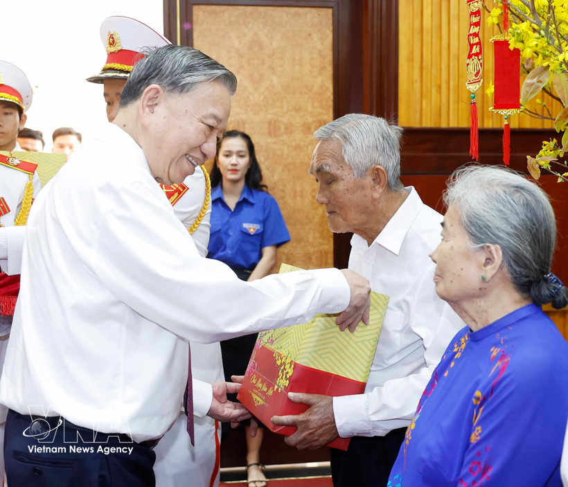 Party General Secretary To Lam presents gifts to policy beneficiary families and distinguished revolutionary contributors in Tay Ninh on February 9. (Photo: VNA)