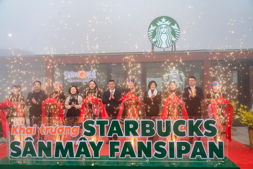 The ribbon-cutting ceremony marked the official operation of the highest Starbucks store in Asia. (Sun Group)