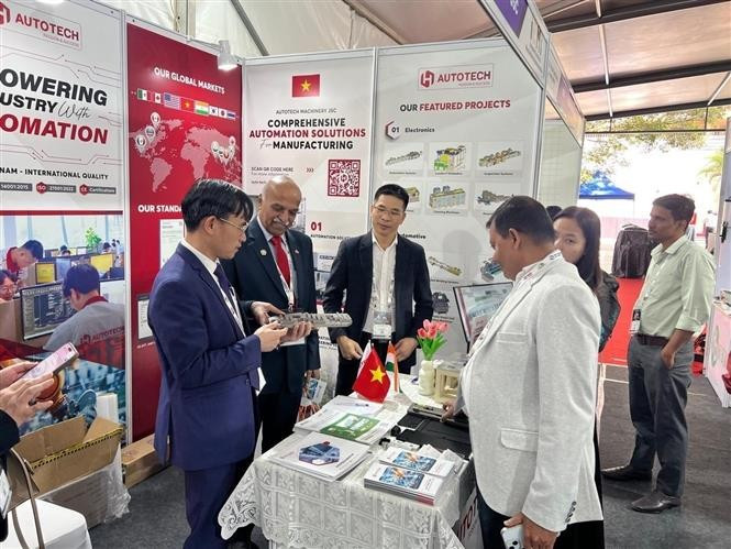 Commercial Counsellor Bui Trung Thuong (first from left) visits a Vietnamese booth (Photo: VNA)