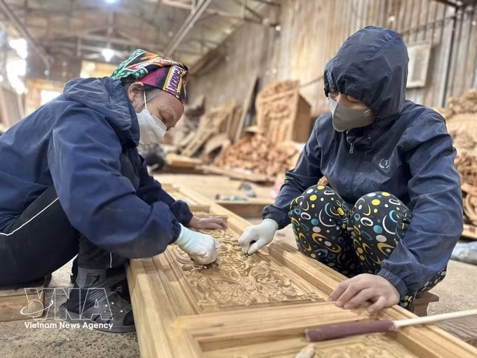 At a woodworking facility in the former Vinh Phuc province (now Phu Tho). (Photo: VNA)
