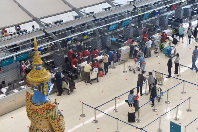 Passengers at an international airport in Bangkok, Thailand. (Photo: Xinhua/VNA)