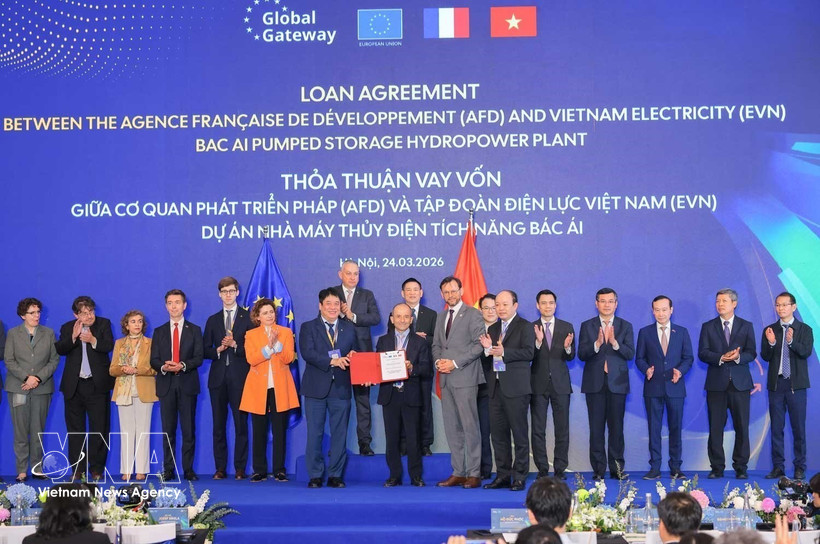 Deputy Prime Minister Ho Duc Phoc and European Commissioner for International Partnerships Jozef Sikela witness the signing ceremony of a loan agreement between the French Development Agency (AFD) and Vietnam Electricity in Hanoi on March 24. (Photo: VNA) 