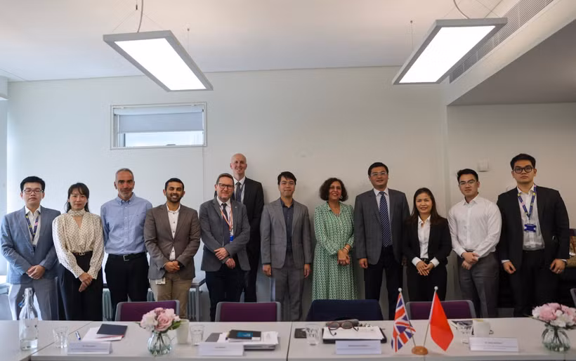 The Vietnamese Embassy in London's Education Section and representatives from the Department of Higher Education (Ministry of Education and Training) visit and hold a working session at Queen Mary University of London. (Photo published by VNA)