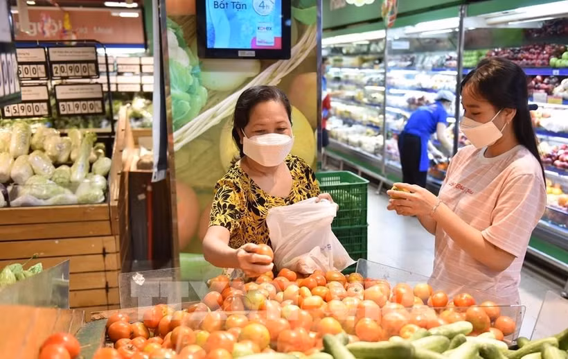 Customers shop at a supermarket in Ho Chi Minh City (Photo: VNA)