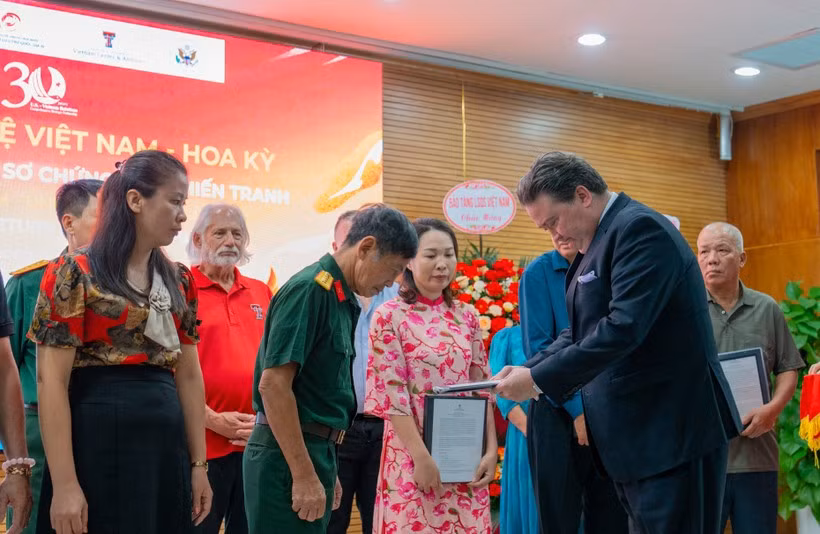 Former US Ambassador to Vietnam Marc E. Knapper returns the “war remnants records” in 2025. (Photo: VietnamPlus)