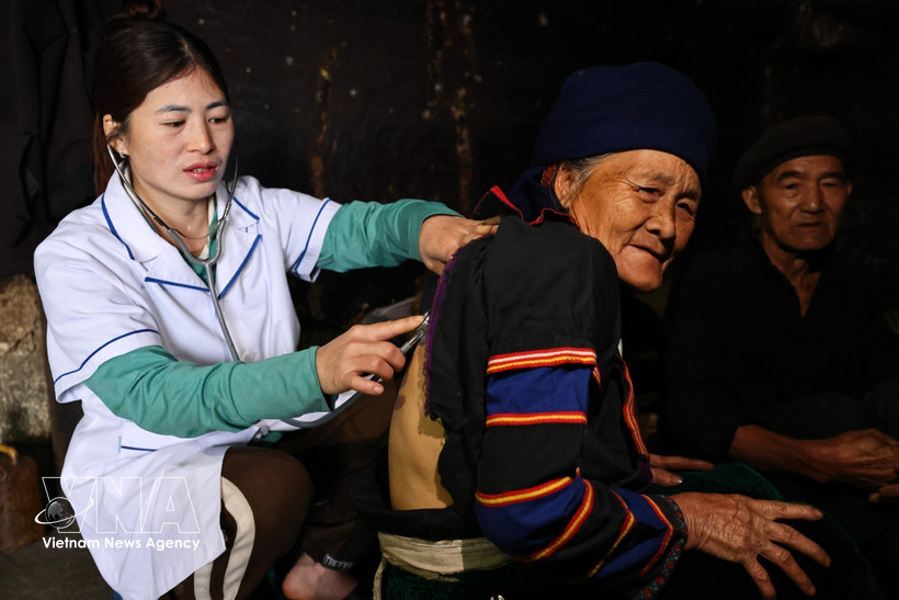 A health worker provides home health care for ethnic minority residents. (Photo: VNA)