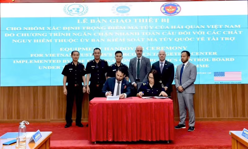 At the equipment handover ceremony for the Narcotics Targeting Centre of Vietnam Customs. (Photo: cand.com.vn)