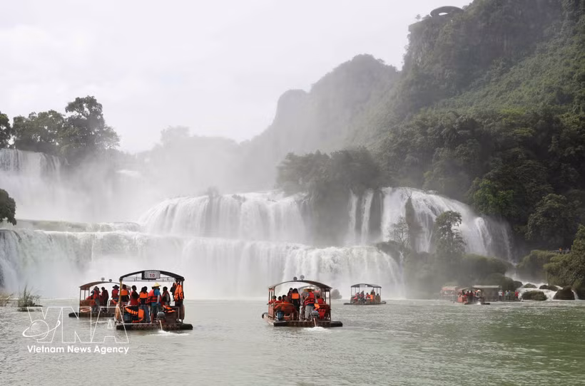 The cross-border tourism area Ban Gioc (Vietnam) – Detian (China) Waterfalls attracts thousands of visitors each day. (Photo: VNA)